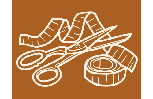 Schneiderwerkzeuge: Scheren, Maßband und Stoffrolle auf braunem Hintergrund.